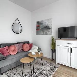 Apartament M&r Airport&business Wynalazek - Fast Wi-fi - Underground Garage - Self Check-in - Netflix - 6 Min From Chopin Airport, Warszawa